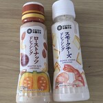 西友 - 料理写真:■ローストナッツドレッシング170ml 204.12円:アーモンドやカシューナッツ、ねりごま、醤油をブレンド。香ばしく濃厚なナッツの風味。 ■スモークチーズドレッシング170ml 204.12円:クリーミーなベースに、コクのあるチーズと燻製の香りがマッチ。