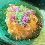 徳ㇵ本也 - 菖蒲を脇に置くと中から間人の毛蟹の土佐酢ジュレが現れました。たたきオクラをトッピング。底には蕗が隠れます。毛蟹の味噌を敢えて使わないのは、酢の柔らかな酸味を消さず、全体を纏めるためかと思います