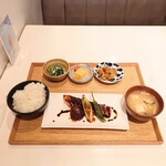 MID ミッドダイニング - ■ アトランティックサーモンの焦がし醤油のグリル (Grilled Atlamtic saimon charred soy sauce)
副菜3種・味噌汁・ライス付き、1,850円