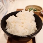 MID ミッドダイニング - お椀にくっつかない、見事な"炊き"と"蒸らし"の"ご飯"。