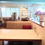 MID ミッドダイニング - 店内中央付近から臨む、玄関方向。"お水"はセルフで、こちらのシルバー"サーバー"から。