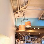 MID ミッドダイニング - 優しい照明ですが、明るい店内。