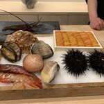 日本料理 みや  - 淡路島の車海老、女川の葡萄海老 青森のクロアワビ、京丹後の殻付きとり貝、閖上の赤貝、鹿島灘の外湾の蛤、 後ろに大原の伊勢海老、 北海道のエゾバフンウニ、久慈の北ムラサキウニ 長野天竜川の稚鮎