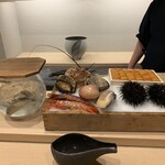 日本料理 みや  - 淡路島の車海老、女川の葡萄海老 青森のクロアワビ、京丹後の殻付きとり貝、閖上の赤貝、鹿島灘の外湾の蛤、 後ろに大原の伊勢海老、 北海道のエゾバフンウニ、久慈の北ムラサキウニ 長野天竜川の稚鮎