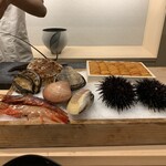 日本料理 みや  - 淡路島の車海老、女川の葡萄海老 青森のクロアワビ、京丹後の殻付きとり貝、閖上の赤貝、鹿島灘の外湾の蛤、 後ろに大原の伊勢海老、 北海道のエゾバフンウニ、久慈の北ムラサキウニ 長野天竜川の稚鮎