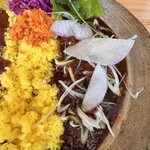 CURRY HOUSE KURAGE - 右側「美明豚角煮カレー」