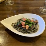 ラ･マンチーナ - シェフのおまかせ4,800円、蛍烏賊･のらぼう菜･フレッシュトマトの烏賊墨パスタ