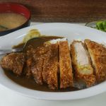 とんかつ美よし - 常連メニュー ロースかつカレー　1000円。少しボリュームのあるカツカレーが食べたい時に最適なメニュー。注文時はカツカレーのカツをロースかつ定食のカツに変更してくださいと申し出てください。