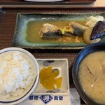 築地食堂 源ちゃん - 料理写真:鯖の味噌煮定食　骨が全く気にならず、何も残りませんでした　しかもご飯にちょうど良い味付けで美味しかったですこれで税抜1000円切ります　味噌汁はあさり汁