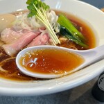 らぁ麺 はんにゃ - とてもキレイな澄んだスープですが
私には、かなり濃いめの味わいでした☆