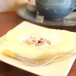 夢や - デザートのロールケーキ。細かくしたクルミが入っていました。