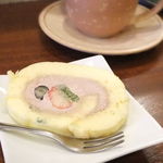 夢や - デザートのロールケーキ。イチゴとキウイとブルーベリーでしょうか