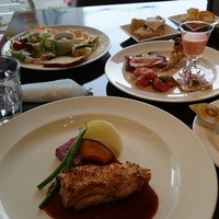 セレニティ - 手前がメイン料理