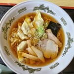 松嶋家 - 料理写真:ジャンボワンタンメン！