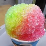 まきの衣料 - レインボー部分の下は、イチゴと練乳のかき氷
