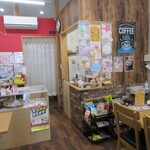 まきの衣料 - 奥のカフェコーナー
