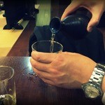 酒房 武蔵 - 芋のお湯割りを手酌するキー坊