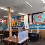 市場の食堂 金目亭 - 店内には大漁旗