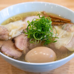 地球の中華そば - 料理写真:2026.5 MIXワンタン 塩（1,350円）麺大盛り（200円）半熟煮玉子（200円）3種のチャーシュー（500円）