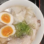 喜多方ラーメン 坂内 - 料理写真:ワンタン塩ラーメン、卵トッピング。