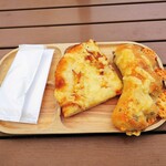 パン・ダニエル - チーズとオリーヴ350円、 桜海老と新たまねぎのピザ440円