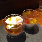 レ ファーブル ボンジュール - 白アスパラ、新玉ねぎのムース、コンソメのジュレ、温泉卵（奥さんは温泉卵無し）