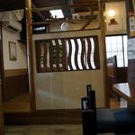 木挽庵 - 内部の様子　カウンター席と小上がりの席