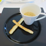 エルルカン・ビス - タマネギスープ、チーズパイ