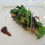 薄いパイにのせた燻製穴子のサラダ仕立て