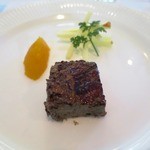 鶏白レバーのカラメリゼ　サフラン風味のリンゴジャム