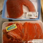 とれとれ市場マグロコーナー - メバチマグロ　中トロとアラ