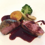 仔鴨の自家製マスタードパン粉焼き　赤ワインソース