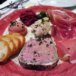 マション - MACHON特製前菜盛り合わせ 　パテ・ド・カンパーニュ 　鶏白レバーのムース 　芋豚のリエット 　紫キャベツのマリネ 　オリーブ（ラロッカ） 　自家製きゅうりのピクルス 　イタリア産生ハム