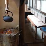 第１扉と第２扉の間の空間、順番待ちの席です。囲炉裏があります。