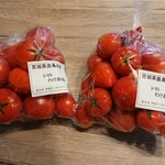 産直トマト無人販売所センター - こちらは小玉トマト1袋500円✨わけありと言っても甘くて濃厚♥