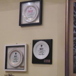 Top Hat - 店内にはベストレストラン獲得の実績が飾られています