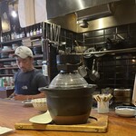 とにかく米にこだわる店 ※米屋 - イケメンの大将をバックに炊きあがりのご飯釜