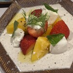 食堂アローカメラ - 苺とマンゴーとモッツァレラのカプレーゼ