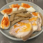 JINGLE - ラーメン屋ツマミ3点盛480円、これははっきり言って美味しくなかった。ラーメン屋で食べるものの方が全然美味しい。