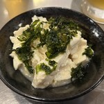 JINGLE - お通し330円、沖縄のゆし豆腐みたいなのに韓国海苔がかかっていていい塩梅、ビールのつまみなる。