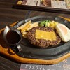 肉の万世 - ジャンボハンバーグの目玉焼きと、ステーキソース添えです。