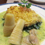 レストラン リオン - 白身魚のデュクセル筍焼き 蛤と青海苔のソース 2,600円
                                魚自体は普通のあっさりしたものですが、ソースがとても美味しい。
                                
