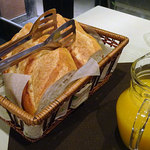 矢代商店 - 6000円コース：バケットもたくさん、飲み物もピッチャーみたいな感じで