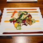 飛騨牛グリルばくろ - 野菜を広げてみた　
            
            ドレッシングの種類は上から順番に
            
            1、トマト
            2、胡麻
            3、バジル
            4、生姜
            5、人参
            6、蕪
            7、レモン
            8，味噌
            
            が、ストライプ状に敷かれている