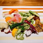 飛騨牛グリルばくろ - オクラ、トレビス、人参、ピーマン、さやえんどう
            ベビーコーン、きゅうり、水菜、アロエ、ブロッコリー
            ラディッシュ、蕪、ロマネスコ？、なめこ、ズッキーニ
            
            など、食感を残していて様々な味わいの野菜と