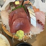 タカマル鮮魚店 - 刺身盛り合わせのアップ