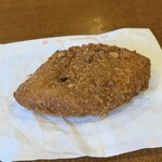 パンステージ メリー - 料理写真:■(人気No.1)カレーパン ￥360 (イートインスペースにて撮影)