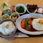 カフェレストりん - 2015･3･18･ランチ。
      特製ハンバーグ。玉子焼付。焼野菜。ﾎｳﾚﾝ草のナムル。茄子の味噌あえ。エビ&アポカドサラダ。冷奴。デザート。
      特製漢堡。荷包蛋。素煎野菜。味噌醤茄子。蝦仁酪梨沙拉。涼豆腐