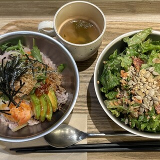 ディーアイワイ サラダ & デリカテッセン_0