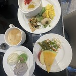Royal Jade Boutique Hotel - 包子、サラダ、フルーツ、お粥の朝食♡